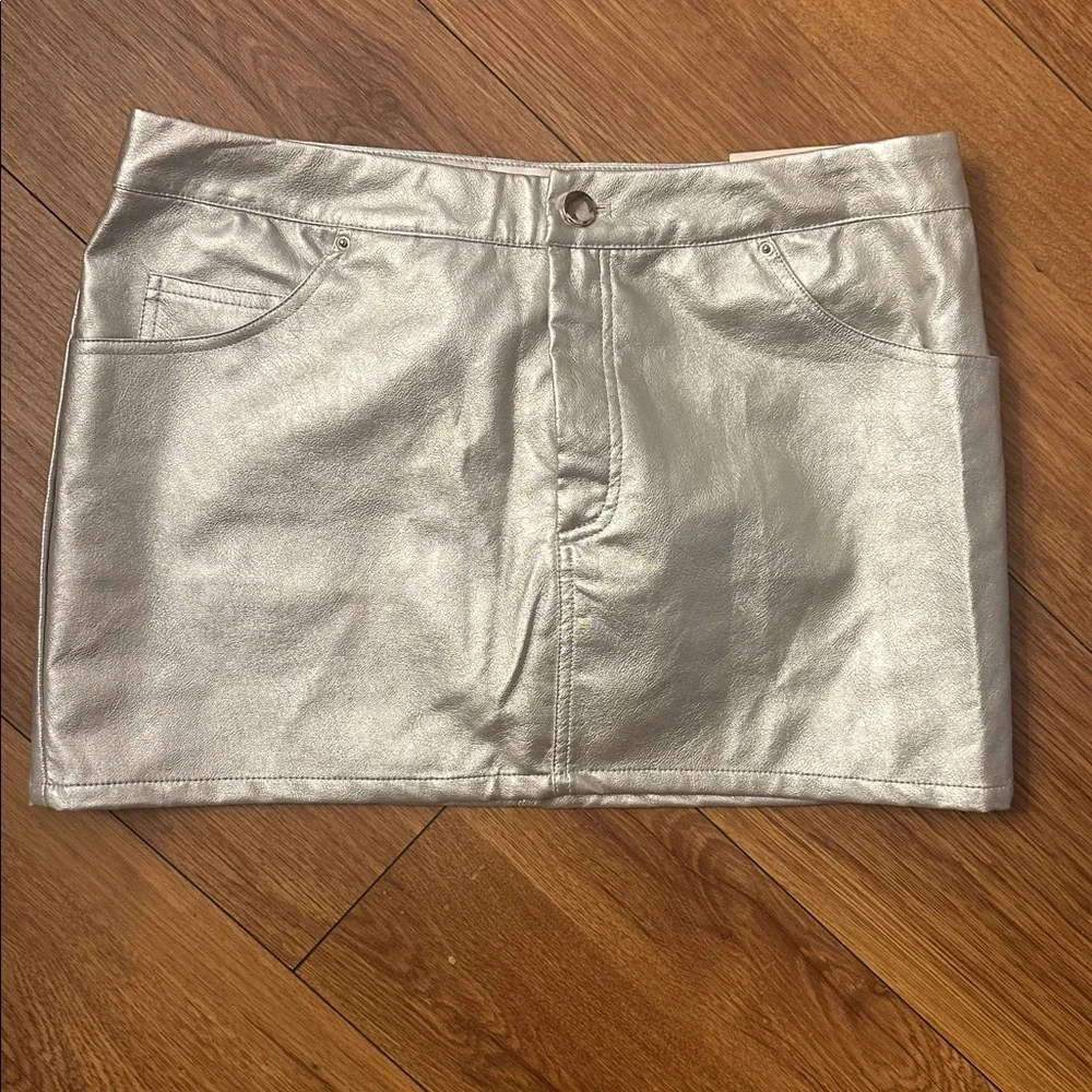 Superdown Shimmering Faux Leather Silver Mini‎ Skirt